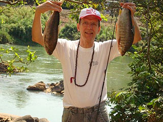 Falconi segurando peixes