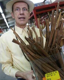 Falconi segurando canelas