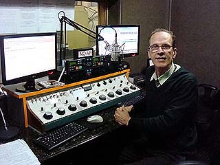 Falconi no estúdio de rádio