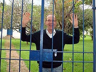 Falconi atr&aacute;s de portal fechado