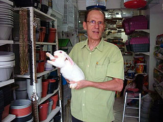 Armando Falconi com o coelho