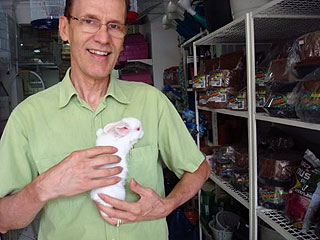 Armando Falconi com o coelho