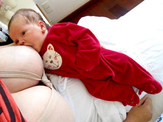 Foto de Alice mamando