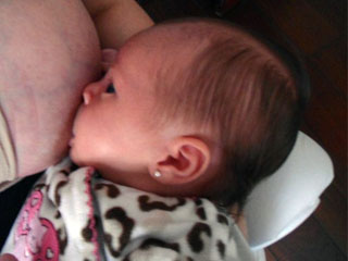 Foto de Alice mamando