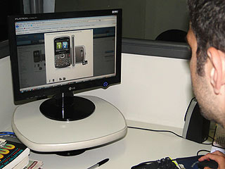 Foto de pessoa comprando na internet