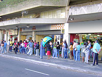 Foto da fila no P?lo de Atendimento