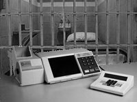 Imagem de urna eletrônica na prisão