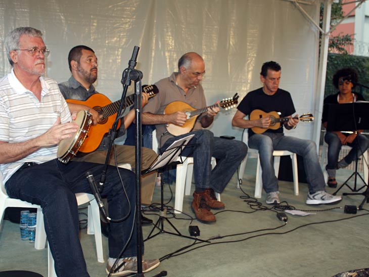 Cézar (pandeiro); Fernando César (violão de sete cordas); Cazé (bandolim); Toinho Gomes (cavaquinho) e Silvana (flauta)