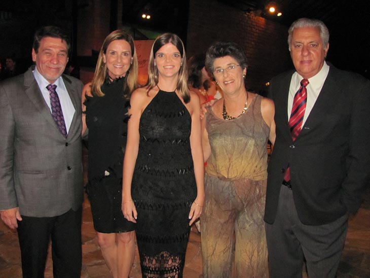 Renato Loures (presidente da Santa Casa) e Flávia Falci Loures com a filha Gisela, e Arnaldo Villela com Lucimar