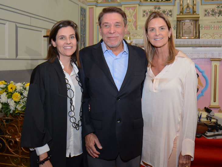 O presidente da Santa Casa, doutor Renato Loures, ladeado pela esposa, Flavia Loures (à direita) e pela filha Moema Loures
