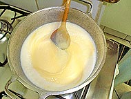 foto misturando leite condensado na panela