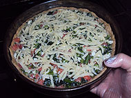 Levando a quiche para o forno