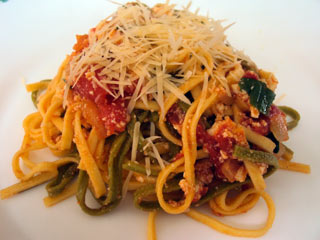 Espaguete ao sugo com ricota