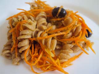 Salada de macarrão integral