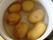 Passo a passo Comece cozinhando em água um quilo de batata com a casca, por aproximadamente 20 minutos.