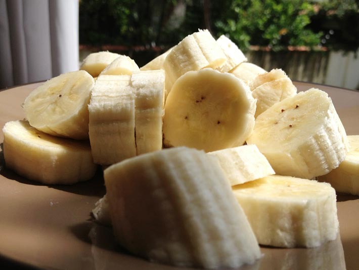Passo a Passo Descasque e corte quatro bananas em rodelas. Coloque no copo do liquidificador.