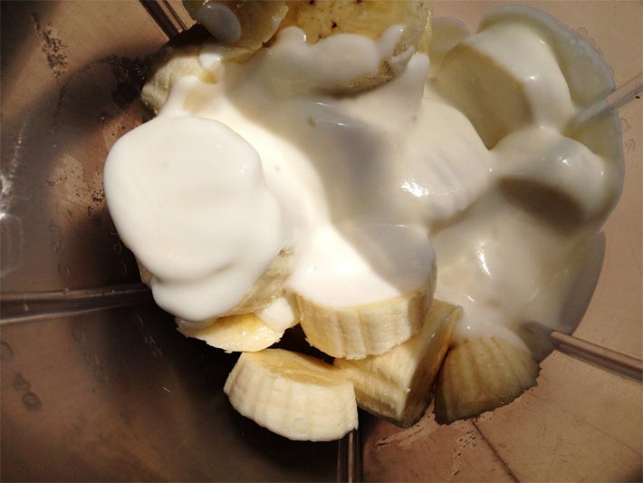 Passo a Passo Acrescente duas xícaras de iogurte integral.