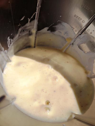 Passo a Passo Bata em velocidade máxima até conseguir um creme liso.