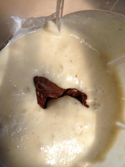 Passo a Passo Adicione duas colheres de sopa de creme de avelãs