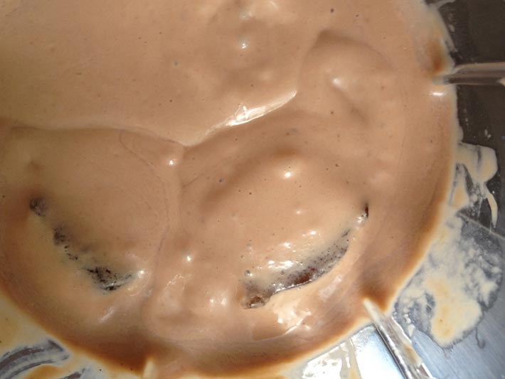 Passo a Passo Adicione uma xícara de gelo e bata bastante para triturá-lo.