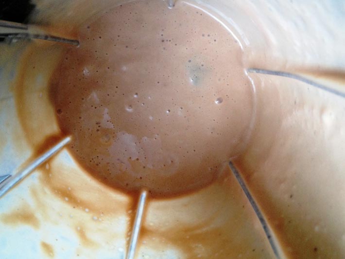 Passo a Passo Bata novamente no máximo, desta vez, apenas para misturar os ingredientes. Se achar o smoothie pastoso, acrescente mais um pouco de leite de coco.