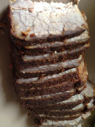 Passp a passo Remova a carne para um prato, fatie a carne e sirva com salada de rúcula e batatas.