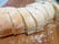 Corte um pão ciabata em fatias médias e arrume-as em uma assadeira.