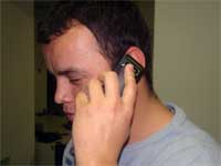 Pessoa falando no celular