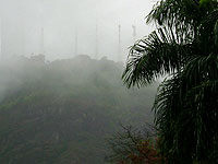 foto do Morro do Cristo com neblina
