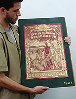 Foto de pessoas mexendo no acervo da Biblioteca