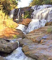 Foto de uma cachoeira