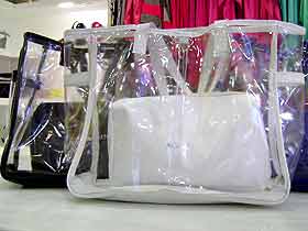 Foto: ACESSA.com Foto de bolsas de plástico transparente com detalhes coloridos