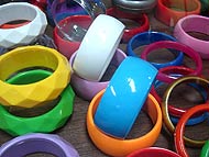 Foto de
muitas pulseiras  coloridas