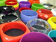 Foto de
muitas pulseiras  coloridas