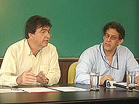 O reitor e o pr?-reitor sentados,
durante a coletiva
