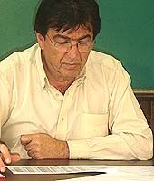 foto do reitor Henrique Dutra,
olhado os pap?is