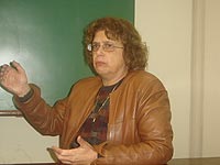 Professora Margarida Salom?o em coletiva ? imprensa falando sobre poss?veis d?ficits deixados por sua gest?o