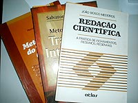 Livros de metodologia 
científica sobre uma mesa