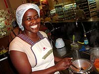 Foto da cantineira Andr?a, uma das finalistas 
do I Concurso de Culin?ria da Alimenta??o Escolar, promovido pela Secretaria de Educa??o da 
prefeitura de Juiz de Fora. Ela est? em uma cozinha do Espa?o Gourmet do supermercado Bahamas