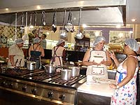 Foto das tr?s cozinheiras finalistas 
do I Concurso de Culin?ria da Alimenta??o Escolar, promovido pela Secretaria de Educa??o da 
prefeitura de Juiz de Fora. Elas est?o em uma cozinha do Espa?o Gourmet do supermercado 
Bahamas