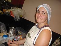 Foto da cantineura Dulcin?ia, uma das finalistas 
do I Concurso de Culin?ria da Alimenta??o Escolar, promovido pela Secretaria de Educa??o da 
prefeitura de Juiz de Fora. Ela est? em uma cozinha do Espa?o Gourmet do supermercado Bahamas