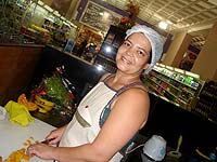 Foto da cantineira Marly, uma das finalistas 
do I Concurso de Culin?ria da Alimenta??o Escolar, promovido pela Secretaria de Educa??o da 
prefeitura de Juiz de Fora. Ela est? em uma cozinha do Espa?o Gourmet do supermercado Bahamas