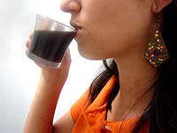 foto de algu?m tomando caf?