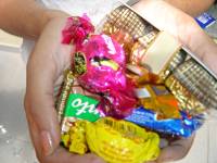 Muitos bombons nas m?os de uma pessoa