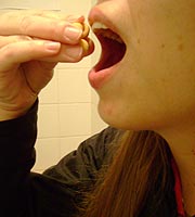 foto de pessoa comendo