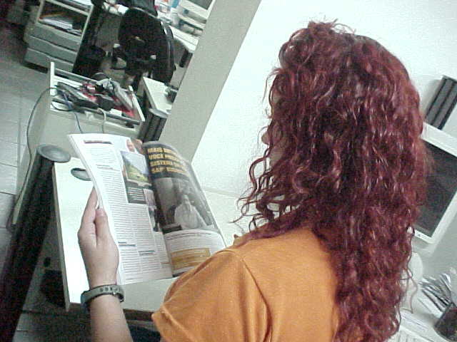 mulher lendo um livro