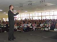 Falconi em uma palestra