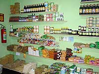 Produtos naturais 
em uma estante de um restaurante