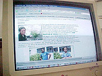 Computador com uma mat?ria do Direitos Humanos da ACESSA.com na tela