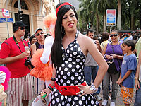 ACESSA.com Kizie Hamner se fantasia de Amy Winehouse